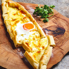 Pide mit Käse und Ei