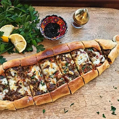Pide mit Hackfleisch und Käse